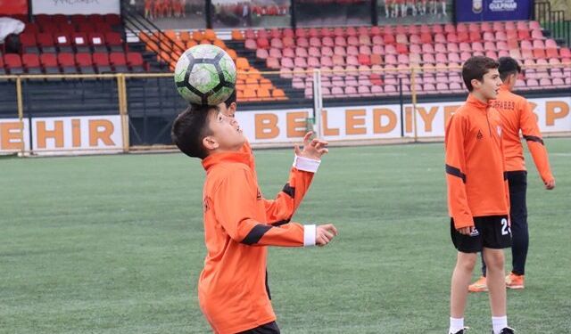 ŞANLIURFA BÜYÜKŞEHİR BELEDİYESİ, GELECEĞİN FUTBOLCULARINI YETİŞTİRİYOR