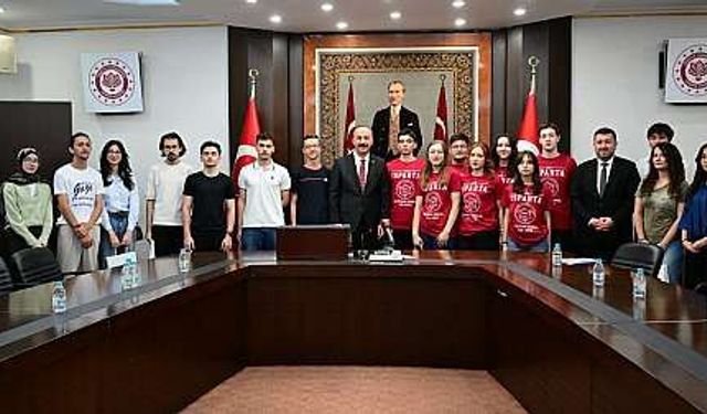 Vali Abdullah Erin, LGS ve YKS Şampiyonlarını Ağırladı