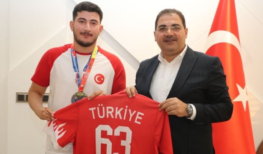 BAŞKAN CANPOLAT, DÜNYA ŞAMPİYONU GENÇ SPORCUYU TEBRİK ETTİ