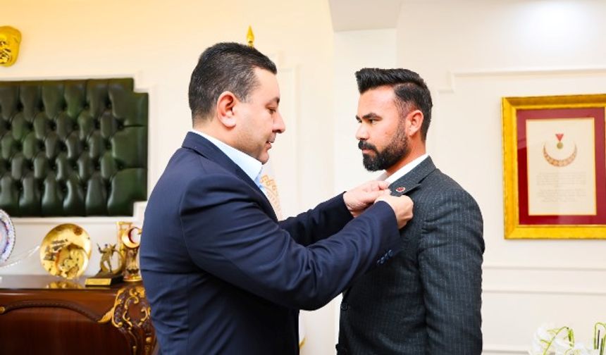 YENİDEN REFAH PARTİSİNDEN İSTİFA EDEREK MHP’YE GEÇTİ: ROZETİNİ BAŞKAN ÖZYAVUZ TAKTI