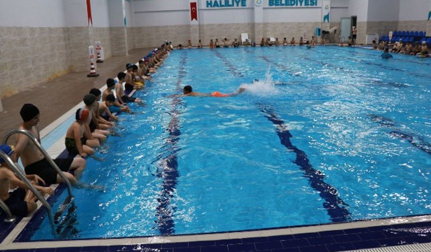 HALİLİYE BELEDİYESİ’NDEN ÇOCUKLARA YAZ TATİLİNDE ÜCRETSİZ YÜZME EĞİTİMİ