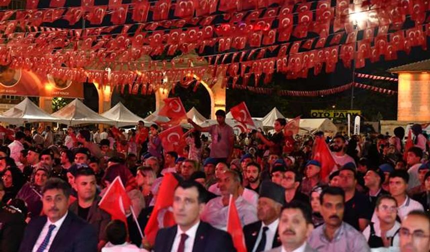 ŞANLIURFA’DA ON BİNLERİN KATILIMIYLA 15 TEMMUZ COŞKUSU