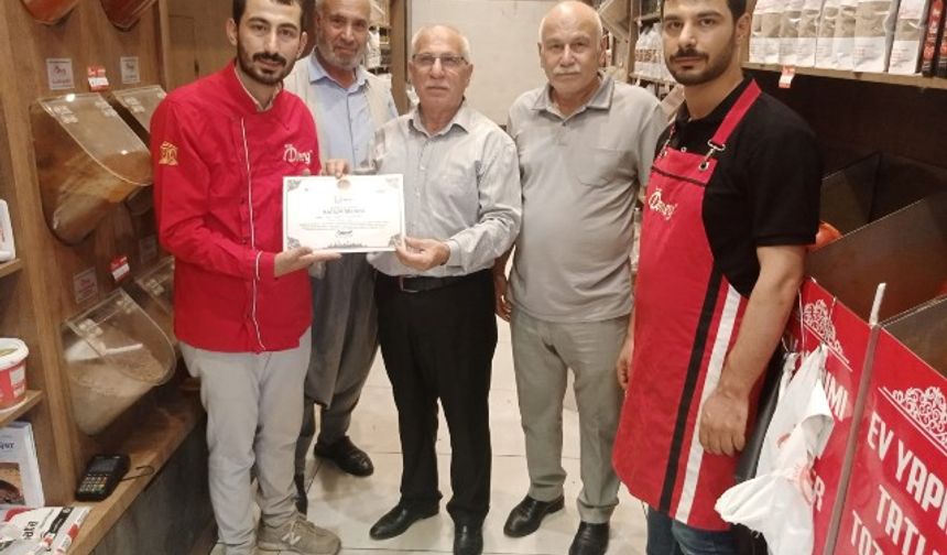 Eğitime Katılan Esnafa Belgeleri Verildi