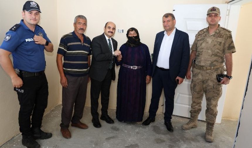 BAŞKAN AYHAN 4 ‘CÜ AİLEYE YENİ EVLERİNİN ANAHTARINI TESLİM ETTİ.