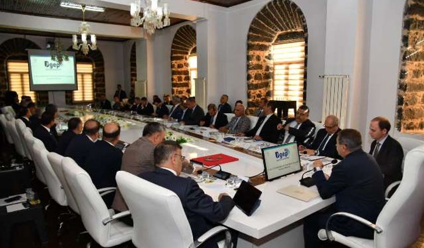 EĞİTİM DEĞERLENDİRME TOPLANTISI SİVEREK’TE YAPILDI