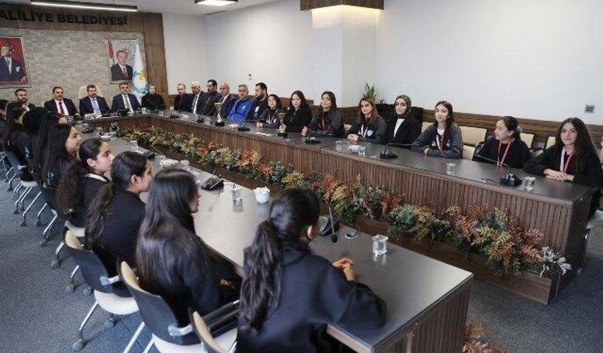 ŞAMPİYON TAKIMDAN BAŞKAN CANPOLAT’A ZİYARET