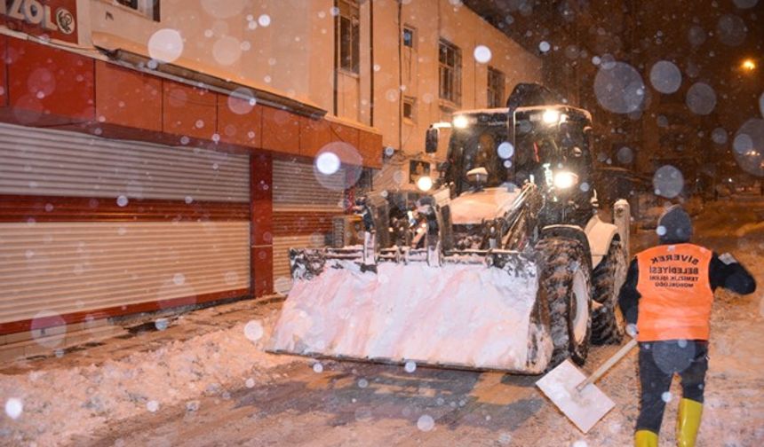 Siverek'te karla mücadele gece boyunca sürüyor