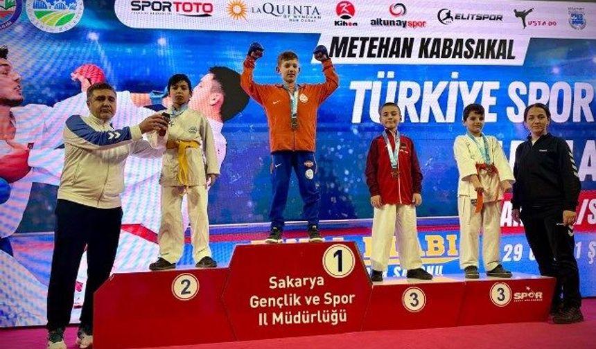 EYYÜBİYELİ MİNİK KARATECİ TÜRKİYE İKİNCİSİ OLDU