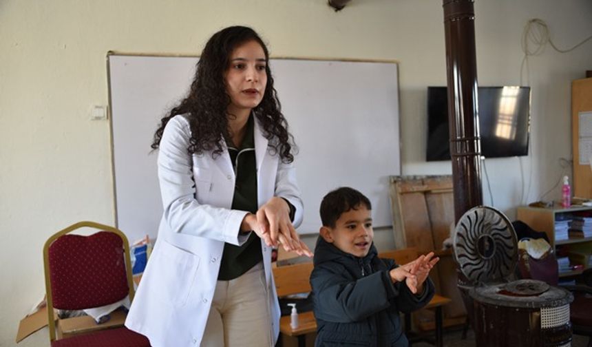 Siverek'te öğrencilere hijyen kiti ve eğitimi verildi