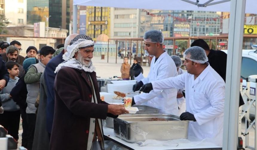 BÜYÜKŞEHİR’İN İFTAR ÇADIRINDA İLK ORUÇLAR AÇILDI