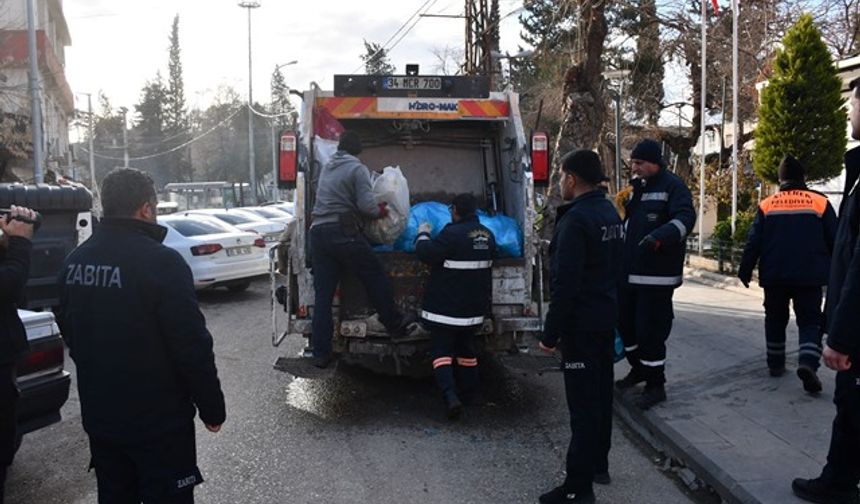 Siverek'te denetimlerde tespit edilen 5 ton bozuk ürün imha edildi