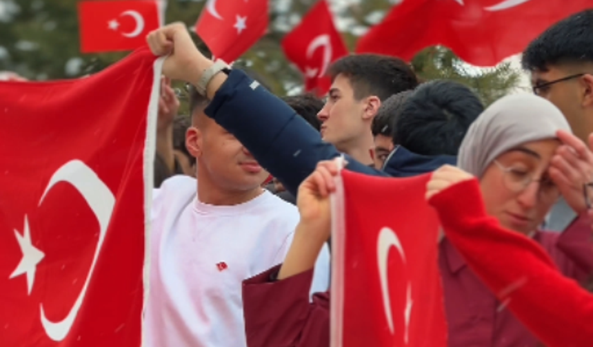 Okullarımızda ikinci dönemin ilk dersi “Bayrak Sevgisi” temasıyla başladı.