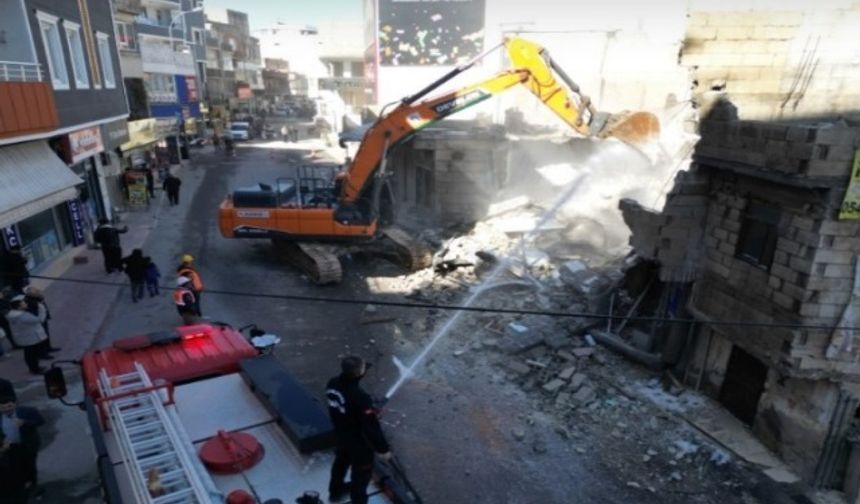 SSK CADDESİ’NDE YOLU GENİŞLETMEK İÇİN YIKIM ÇALIŞMALARI SÜRÜYOR