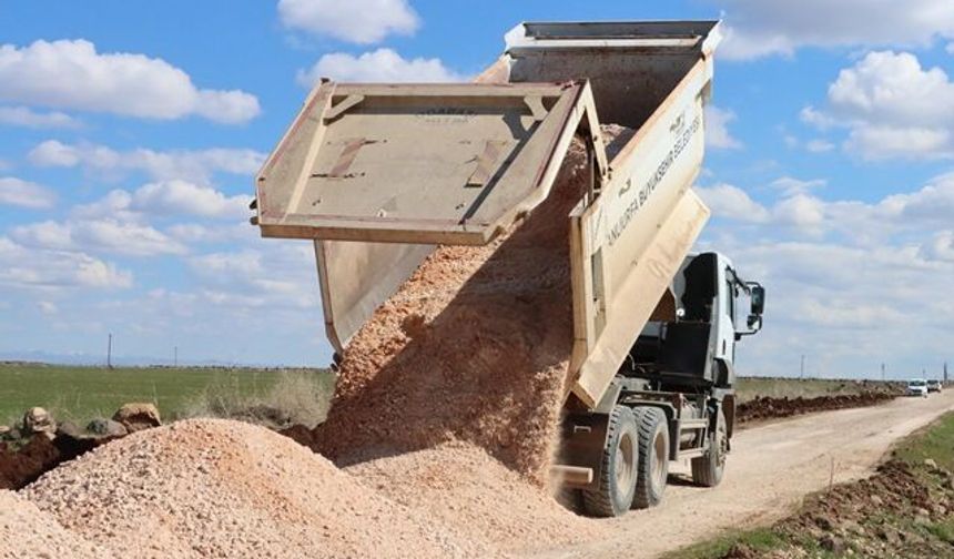 BÜYÜKŞEHİR BELEDİYESİ, SİVEREK KIRSALINDA YOL KONFORUNU ARTIRIYOR