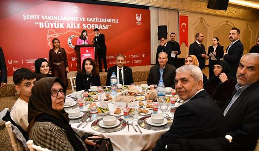 Vali Şıldak "Mübarek Ramazan Ayının İlk Akşamında Şehit ve Gazi Ailelerimiz ile “Büyük İftar Sofrasında” Buluştuk."