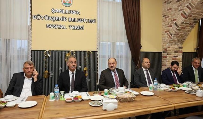 BAŞKAN GÜLPINAR, İLÇE BELEDİYE BAŞKANLARI VE MECLİS ÜYELERİYLE İFTARDA BULUŞTU