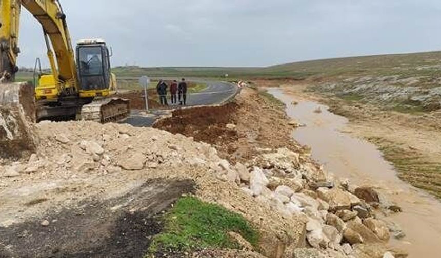 BÜYÜKŞEHİR EKİPLERİ, SELİN ZARARINI GİDERMEK İÇİN SAHADA