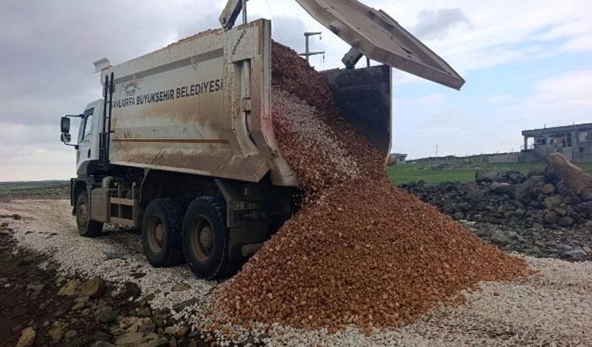 ŞANLIURFA’DA YAĞIŞ SONRASI YOL ÇALIŞMALARI ARALIKSIZ SÜRÜYOR
