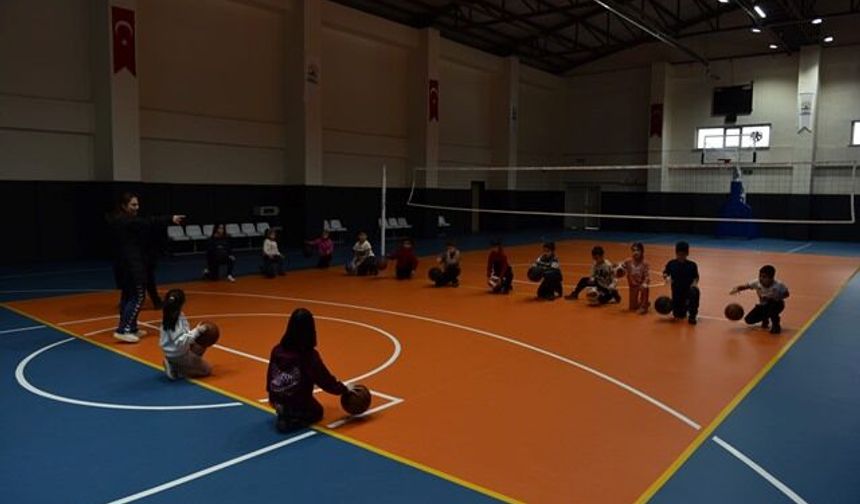 Öğretmen Neşet Hanpolat Gençlik ve Spor Kampüsündeki kurslara yoğun ilgi