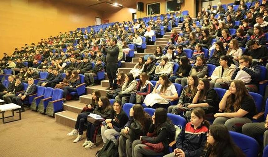 BAŞKAN NİHAT ÇİFTÇİ, GENÇLERLE TECRÜBELERİNİ PAYLAŞTI