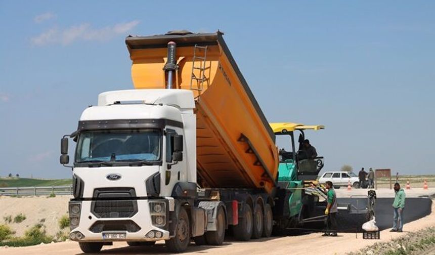 BÜYÜKŞEHİR, 14 KİLOMETRELİK GRUP YOLUNU ASFALTLA BULUŞTURUYOR