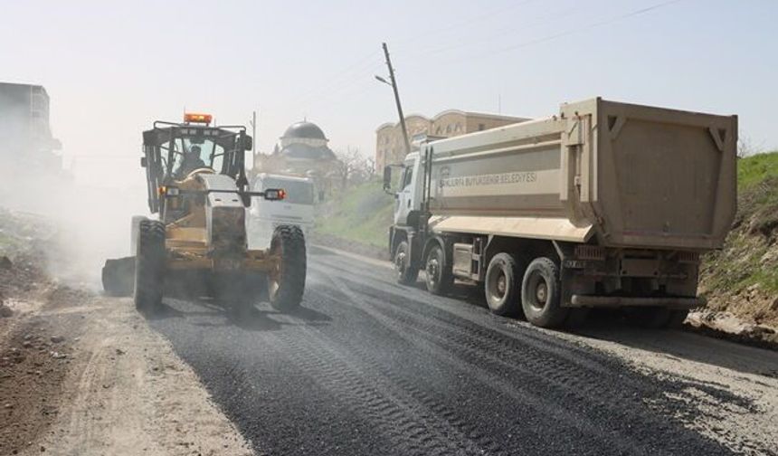 BÜYÜKŞEHİR BELEDİYESİ, BOZUK YOLLARI ONARIYOR