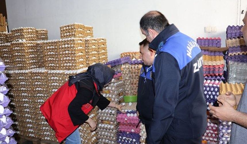 HALİLİYE’DE SAĞLIKSIZ DEPOYA BASKIN: 5 BİN KOLİ  YUMURTA İMHA EDİLDİ