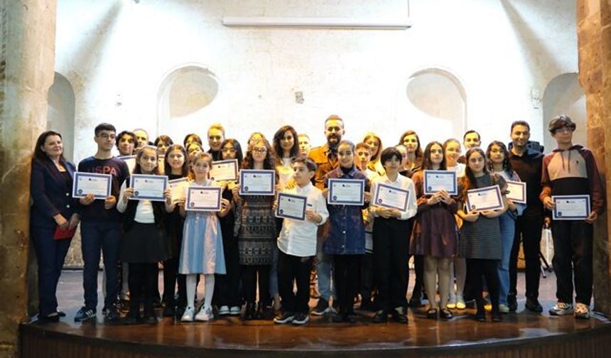 MİNİK VE GENÇ PİYANİSTLER SAHNEDE GÖZ DOLDURDU