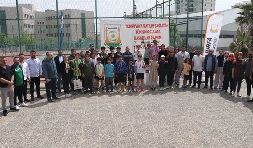 ŞANLIURFA’DA 23 NİSAN TENİS TURNUVASI ÖDÜL TÖRENİYLE SONA ERDİ