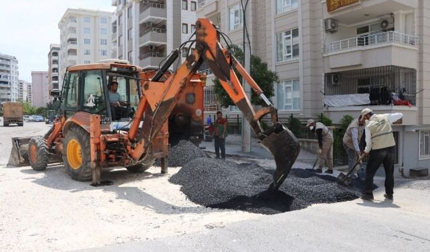 KARAKÖPRÜ’DE BOZULAN YOLLAR SICAK ASFALTLA YENİLENİYOR