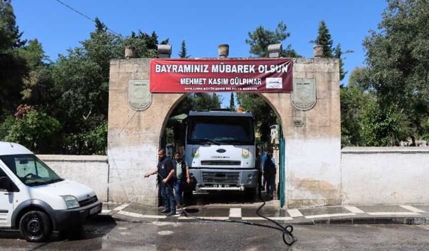 BÜYÜKŞEHİR EKİPLERİ MEZARLIKLARI BAYRAMA HAZIRLADI