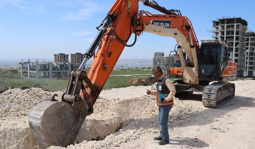 BÜYÜKŞEHİR, GÜZELYURT’TA ALTYAPI VE YOL ÇALIŞMALARINA HIZ VERDİ