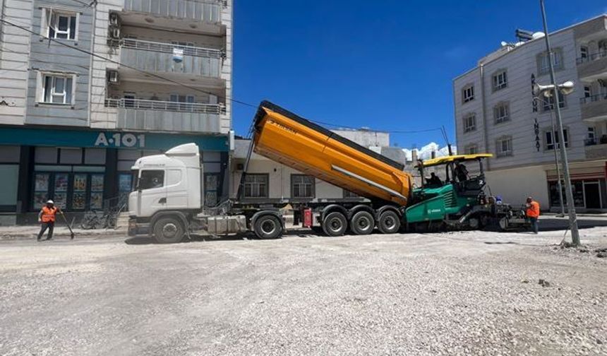 BÜYÜKŞEHİR, UĞUR BORAN CADDESİ’NDE ASFALT SERİMİNE BAŞLADI