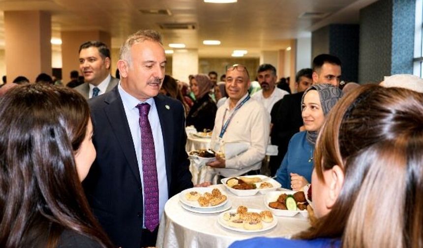 DÜNYA HEMŞİRELER GÜNÜ REKTÖR GÜLLÜOĞLU’NUN KATILIMIYLA KUTLANDI