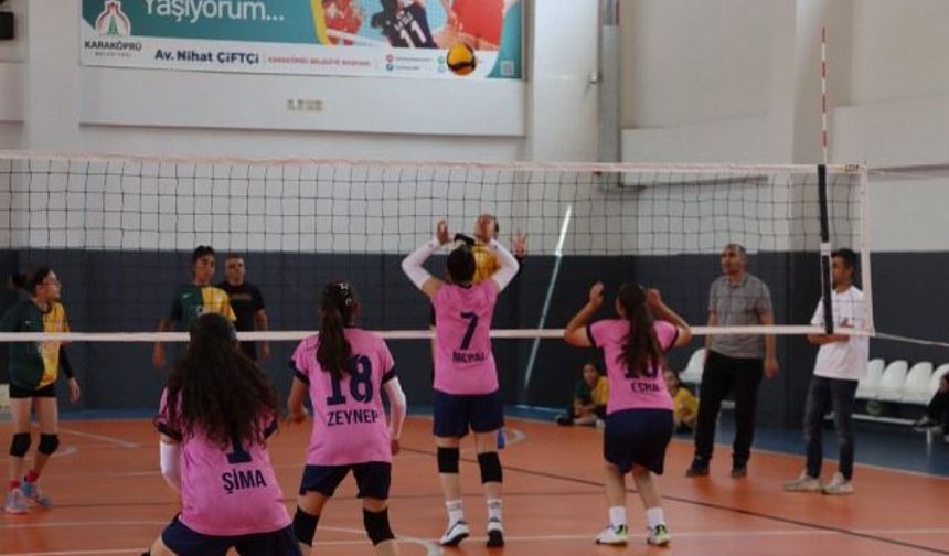 KARAKÖPRÜ’DE VOLEYBOL TURNUVASINDA HEYECAN SÜRÜYOR