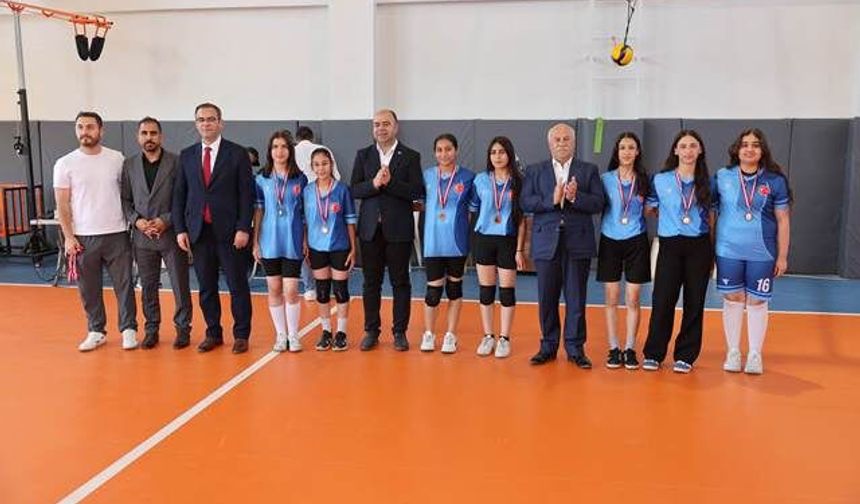 KARAKÖPRÜ’DE ORTAOKULLAR ARASI VOLEYBOL TURNUVASI COŞKULU FİNALLE SONA ERDİ