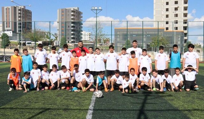 ŞANLIURFA BÜYÜKŞEHİR BELEDİYESİ, GELECEĞİN FUTBOLCULARINI YETİŞTİRİYOR