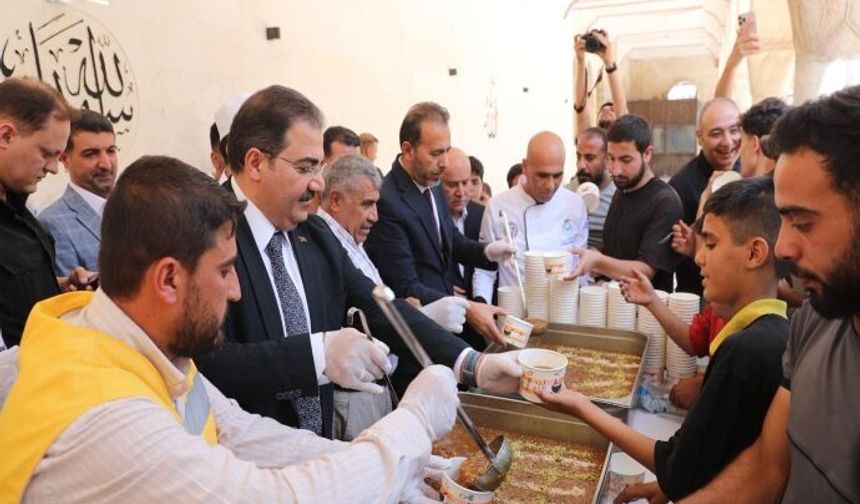BAŞKAN CANPOLAT, VATANDAŞLARLA AŞURE BEREKETİNİ PAYLAŞTI
