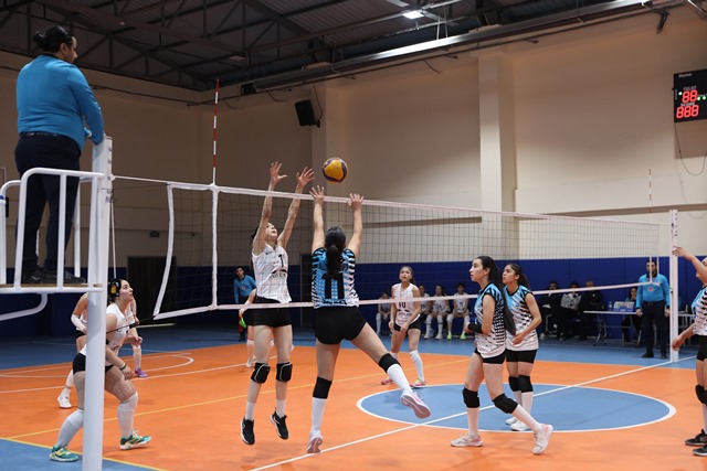 Hali̇li̇ye Beledi̇yespor Yildiz Kizlarda İl Şampi̇yonu Oldu (3)