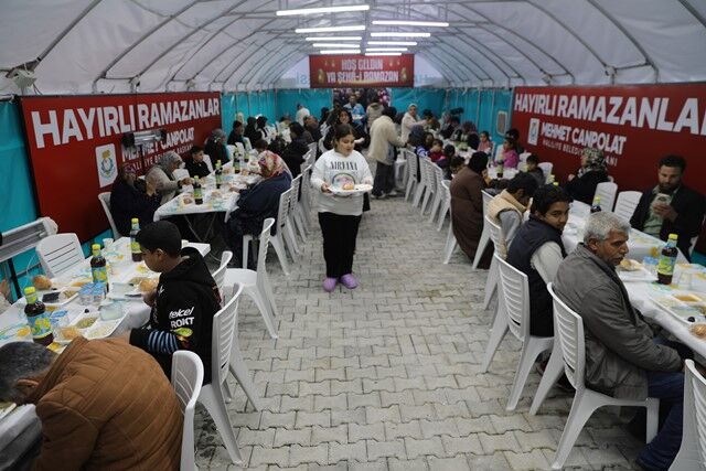 Başkan Canpolat Ve Günbegi̇, İftar Sofrasinda Vatandaşlarla Buluştu (2)