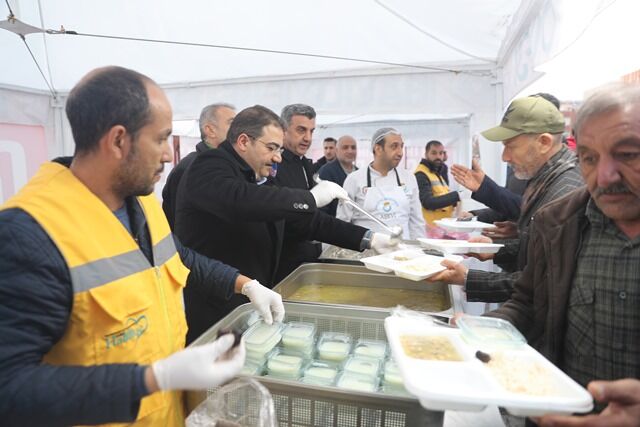 Başkan Canpolat Ve Günbegi̇, İftar Sofrasinda Vatandaşlarla Buluştu (3)