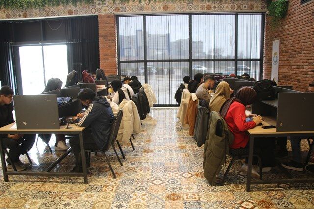 Başkan Canpolat’tan Eği̇ti̇me Tam Destek Gençlere Ücretsi̇z İnternet (3)