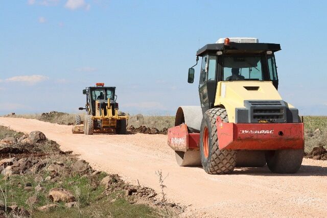 Büyükşehi̇r Beledi̇yesi̇, Si̇verek Kirsalinda Yol Konforunu Artiriyor (1)