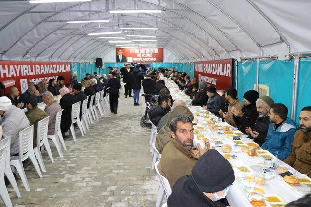 Başkan Canpolat Ve Bağmanci, İftar Sofrasinda Vatandaşlarla Buluştu (4)