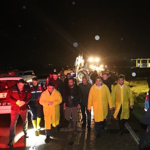 Başkan Canpolat Ve Kaymakam Şahi̇n’den Gece Sağanak Mesai̇si̇ (2)