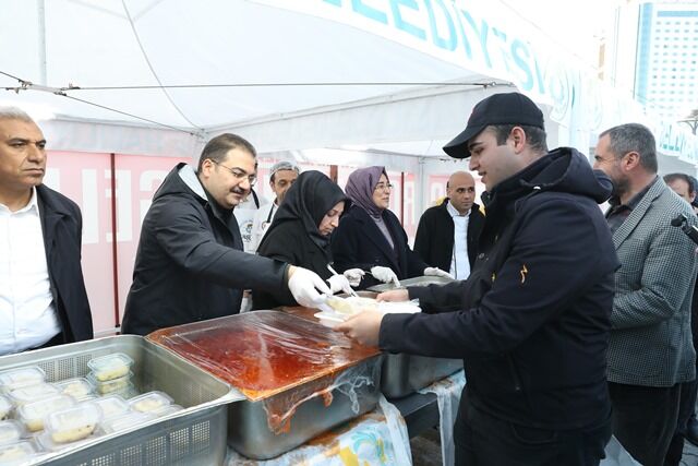 Başkan Canpolat Ve Veki̇l Yazmaci, İftar Sofrasinda Vatandaşlarla Buluştu (3)