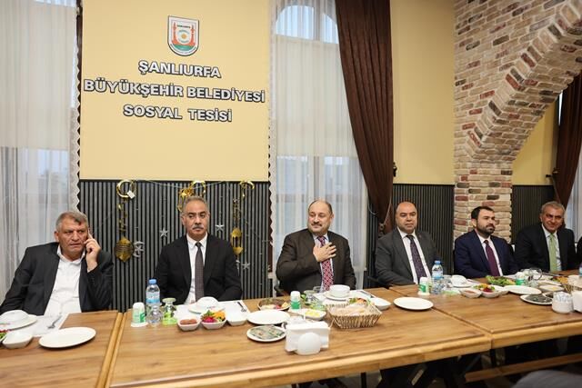 Başkan Gülpinar, İlçe Beledi̇ye Başkanlari Ve Mecli̇s Üyeleri̇yle İftarda Buluştu (8)
