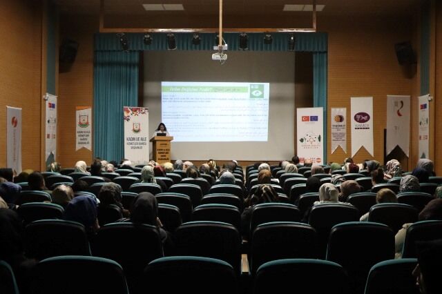 Büyükşehi̇r Beledi̇yesi̇’nden Kadinlar Günü Etki̇nli̇ği̇ (8)