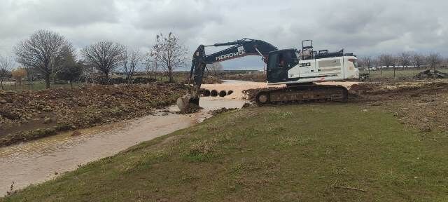 Büyükşehi̇r Eki̇pleri̇, Seli̇n Zararini Gi̇dermek İçi̇n Sahada (4)