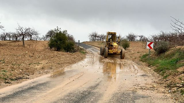 Büyükşehi̇r Eki̇pleri̇, Seli̇n Zararini Gi̇dermek İçi̇n Sahada (6)